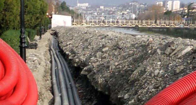 Правобережье реки Сочи полностью изрыто канавами. На протяжении трех километров от железнодорожного моста до Ривьерского пляжа нет тротуаров и пешеходных переходов. Сочи, 29 декабря 2012 г. Фото Светланы Кравченко для "Кавказского узла"