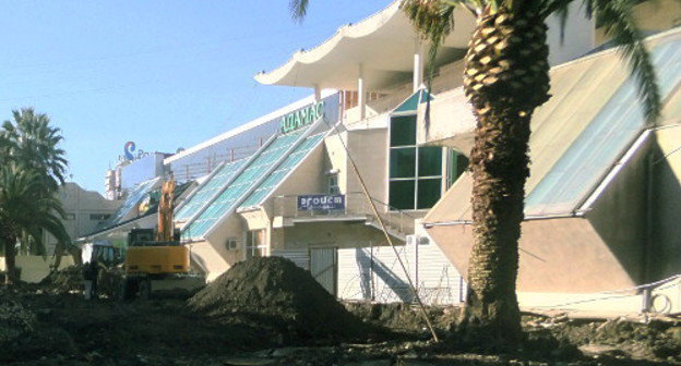 Уничтожение парка напротив здания мэрии Сочи, 10 декабря 2012 г. Фото Светланы Кравченко для "Кавказского узла"