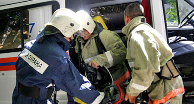 Сотрудники пожарной службы. Фото: Геннадий Аносов / Югополис