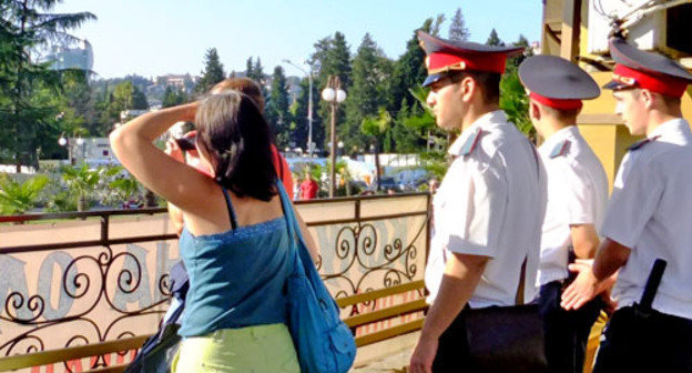 Сотрудники правоохранительных органов во время митинга, проходивший в районе железнодорожного вокзала. Сочи, июнь 2012 г. Фото Светланы Кравченко для "Кавказского узла"