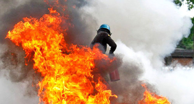 Тушение пожара. Фото: Елена Синеок, ЮГА.ру