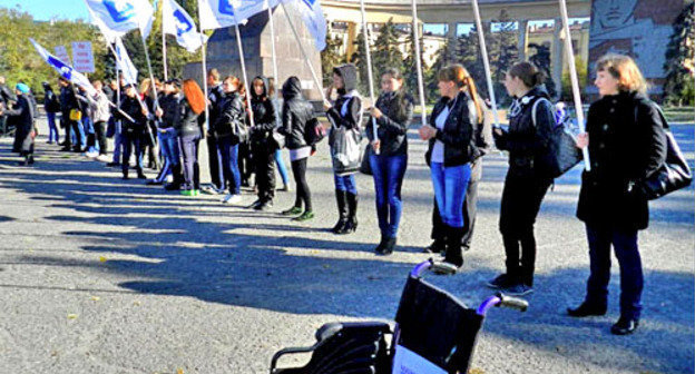 Участники пикета в Волгограде заявили об отсутствии в городе доступной среды для инвалидов. Волгоград, 2 ноября 2012 г. Фото Татьяны Филимоновой для "Кавказского узла"