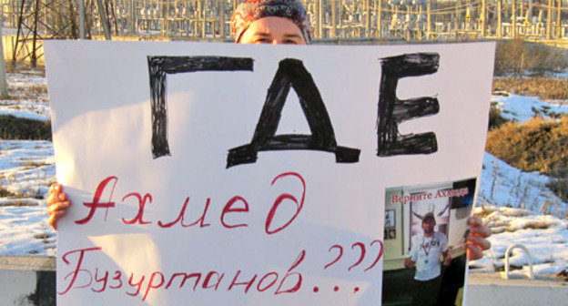 Одиночные пикеты родственников Ахмеда Бузуртанова прошли на Черменском посту, расположенном на границе Ингушетии и Северной Осетии. 4 января 2013 г. Фото Вахи Белхароева для "Кавказского узла"