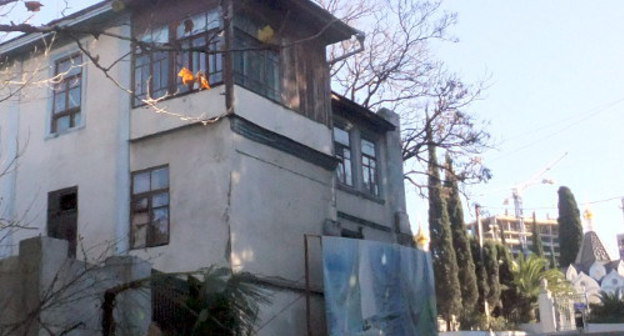 Здание на улице Москвина обнесено строительным забором. Сочи, 3 января 2013 г. Фото Светланы Кравченко для "Кавказского узла"