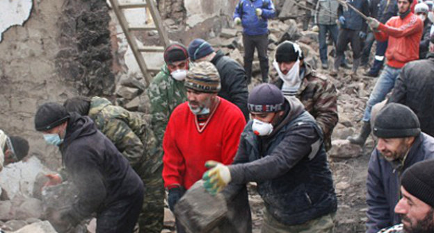 Работы по расчистке территории сгоревшей мечети в селе Согратль Гунибского района Дагестана. Январь 2012 г. Фото предоставлено жителями села Согратль