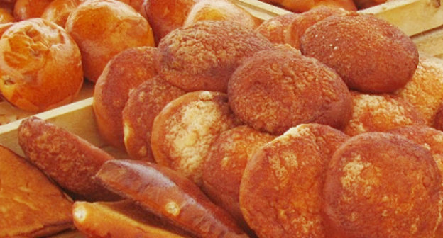 Прилавок с хлебом на ежегодной торгово-промышленной выставке-ярмарке в Грозном, Чечня, август 2012 г. Фото: http://www.chechnyatravel.com