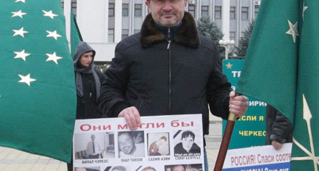 Руководитель движения "Адыгэ Хасэ - Черкесский парламент" Адам Богус в пикете с требованием срочной эвакуации сирийских черкесов. Адыгея, Майкоп, 5 января 2013 г. Фото Аднана Хуадэ