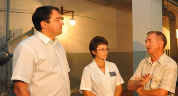 Павел Крупнов проверяет готовность медицинских учреждений Волгоградской области к отопительному сезону. Волгоград, август 2012 г. Фото с официального портала правительства волгоградской области, http://volganet.ru