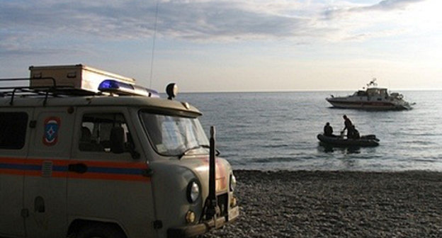 Оптико-волоконный кабель извлекают с глубины 1300 метров в районе порта Поти. Фото Риммы Перминовой с сайта ГУ МЧС по Краснодарскому краю, http://www.23.mchs.gov.ru