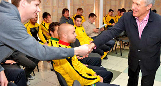 На общем собрании команды футболистам «Кубани» был представлен новый главный тренер Леонид Кучук (слева). Краснодар, 9 января 2013 г. Фото: официальный сайт ФК "Кубань", http://www.fckuban.ru