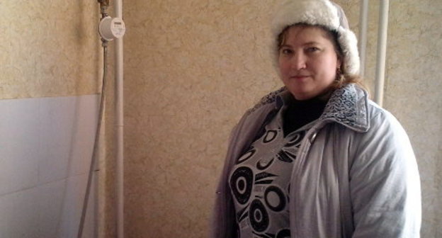 Ирина Спирина оглядывает кухню в новой квартире. Астрахань, 10 января 2013 г. Фото Елены Гребенюк для "Кавказского узла"