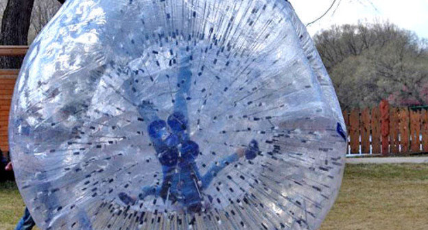 Катание на атрракционе "зорб". Фото: компания AirCastles, http://aircastles.org/zorbing/