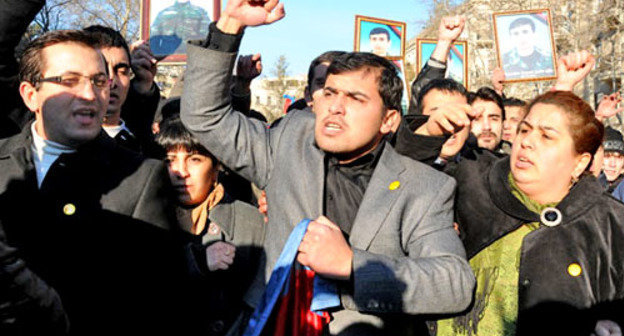 Участники акции протеста против небоевых потерь в армии. Баку, 12 января 2013 г. Фото http://ru.apa.az