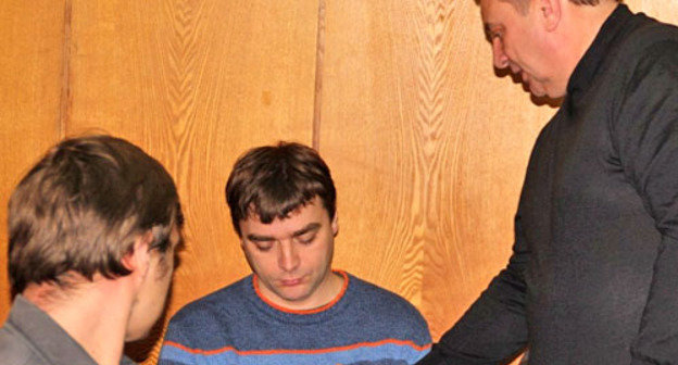 Александр Попков и Анатолий Пахомов (слева)в мэрии во время собрания жителей, недовольных работой ОАО «Кубаньэнерго». Фото Владимира Кимаева