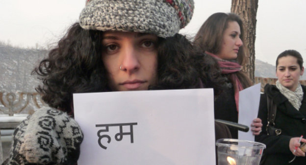 Участница акции в поддержку женщин Индии. Ереван, 14 января 2012 г. Фото Армине Мартиросян для "Кавказского узла"