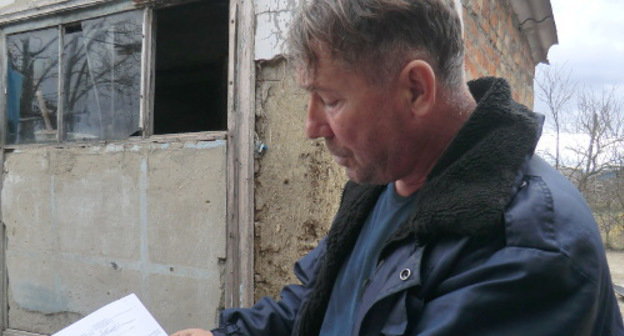 Николай Андрухович с актом обследования утраченного имущества. Краснодарский край, Крымский район, хутор Армянский, 9 декабря 2012 г. Фото Натальи Дорохиной для "Кавказского узла"