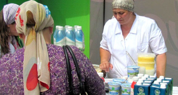 Продажа молочной продукции на ежегодной торгово-промышленной выставке-ярмарке в Грозном. Чечня, август 2012 г. Фото www.chechnyatravel.com/