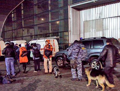 Сотрудники ФСБ работают на месте теракта в аэропорту «Домодедово». Москва, 24 января 2011 г. Фото: Yuri Timofeyev (RFE/RL)