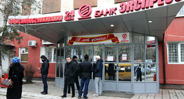Вкладчики у одного из офисов банка "Экспресс" в Махачкале, январь 2013 г. Фото Руслана Алибекова, газета "Черновик", http://chernovik.net