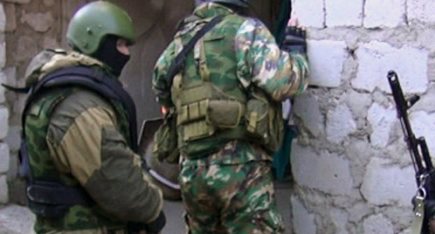 Сотрудники силовых структур во время спецоперации. КБР, декабрь 2012 г. Фото: http://nak.fsb.ru/