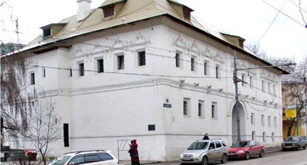 Место гибели Станислава Маркелова и Анастасии Бабуровой — тротуар перед Белыми палатами на Пречистенке. Москва. Фото: NVO, http://commons.wikimedia.org