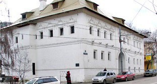 Место гибели Станислава Маркелова и Анастасии Бабуровой — тротуар перед Белыми палатами на Пречистенке. Москва. Фото: NVO, http://commons.wikimedia.org Место гибели Станислава Маркелова и Анастасии Бабуровой — тротуар перед Белыми палатами на Пречистенке. Москва. Фото: NVO, http://commons.wikimedia.org