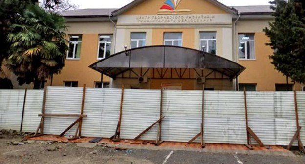 Здание центра творческого развития возле которого идет стройка. Сочи, 15 января 2013 г. Фото Светланы Кравченко для "Кавказского узла"