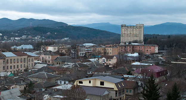 Панорама Нальчика: частный сектор в районе улицы Кабардинская и гостиница "Нарт" (справа). Фото: yury_iogan, http://ru-travel.livejournal.com/13388006.html
