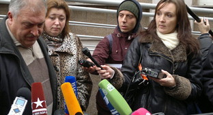 Отец Ивана Агафонова и адвокат потерпевших Оксана Михалкина беседуют с журналистами у здания Замоскворецкого суда. Москва, 15 ноября 2012 г. Фото Юлии Буславской для "Кавказского узла"