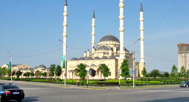 Мечет имени Ахмада Кадырова в Грозном. Фото: Саид-Эми Кайсаров, http://ru.wikipedia.org