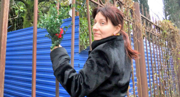 Активистка партии «Коммунисты России» Любовь Ковалева попыталась найти подход к памятнику Ленину. Сочи, 21 января 2013 г. Фото Светланы Кравченко для "Кавказского узла"