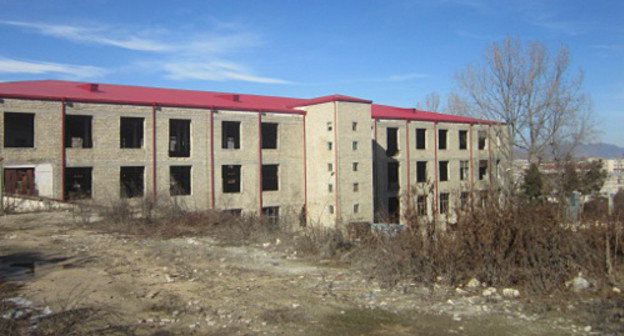 Уцелевший малый корпус предприятия "Каршелкомбинат". Нагорный Карабах, Степанакерт, 2012 г. Фото Алвард ГРигорян для "Кавказского узла" 