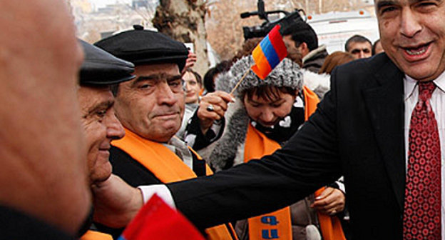 Избиратели на встрече с кандидатом в президенты Раффи Ованнисяном. Ереван, 21 января 2012 г. Фото: © PanARMENIAN Photo / 
Tigran Mehrabyan
