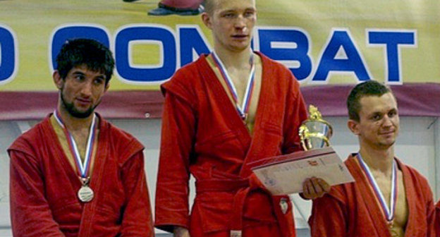 Расул Мирзаев (слева) на Чемпионате России по боевому самбо. Краснокамск, 19—22 февраля 2010 г. Фото:  ОФ-СОО "Всероссийская федерация самбо", http://www.sambo.ru