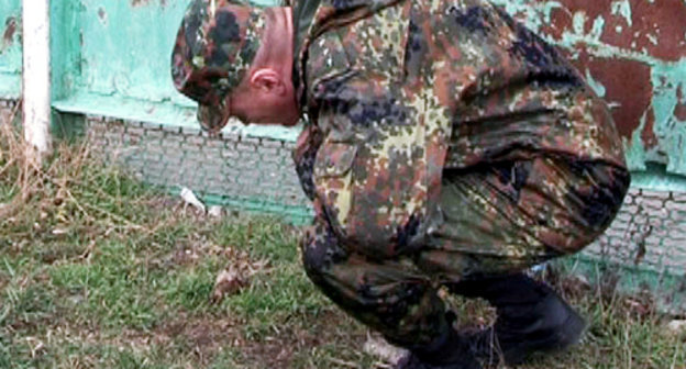 Адыгея, Майкоп, 22 января 2013 г. Сотрудник инженерно-технической группы ОМОН республиканского МВД обследует найденную гранату. Фото пресс-службы МВД по Республике Адыгея, http://01.mvd.ru