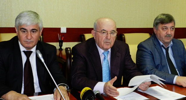 Сиражутин Ильясов (в центре) на пресс-конференции, посвященной банкротству банка "Экспресс". Махачкала, 22 няваря 2013 г. Фото: http://www.riadagestan.ru