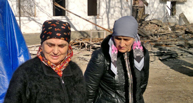 Жители частично снесенного дома оказались на улице в связи со сносом их жилья. Ингушетия, Сунженский район, январь 2013 г.  Фото предоставлено адвокатом Исой Коздоевым