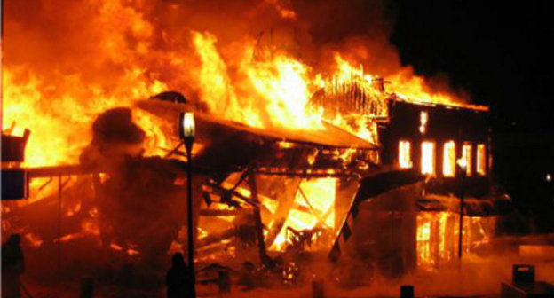 Пожар, возникший в результате беспорядков в Исмаиллы. Азербайджан, 24 января 2013 г. Фото: http://www.1news.az