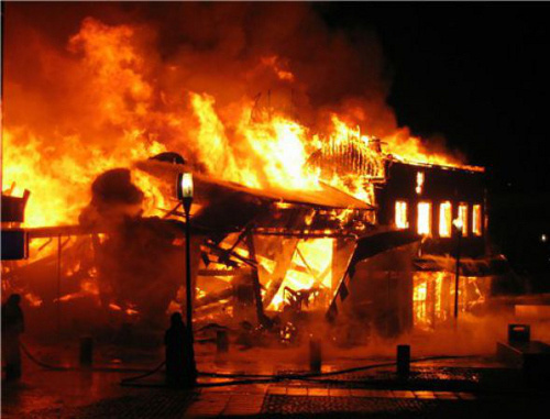 Пожар, возникший в результате беспорядков в Исмаиллы. Азербайджан, 24 января 2013 г. Фото: http://www.1news.az