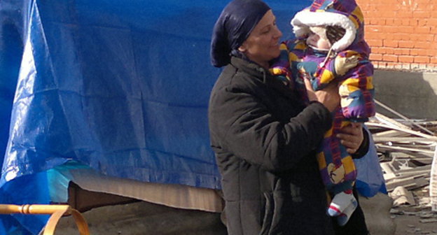 Жители Орджоникидзевского у своего частично снесенного дома по улице Висаитова, 100. Ингушетия, Сунженский район, 21 января 2013 г. Фото Исы Коздоева