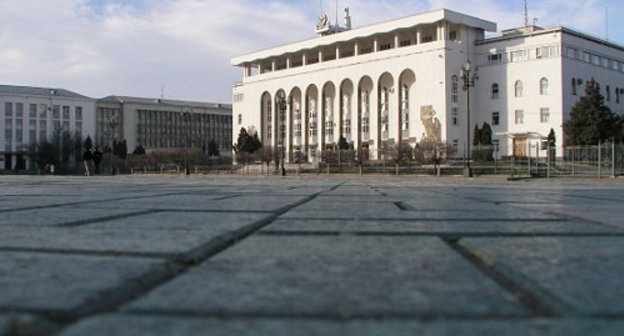 Махачкала, площадь Ленина и Дом Правительства. Фото: http://moidagestan.ru