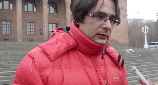 Андреас Гукасян перед зданием Национальной академии. Ереван, 21 января 2013 г. Фото Армине Мартиросян для "Кавказского узла"