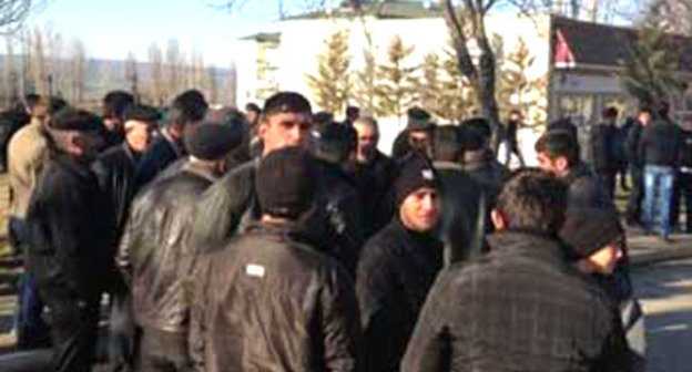 Группы протестующих собираются на улицах Исмаиллы в Азербайджане. Фото http://ann.az