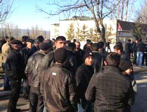 Группы протестующих собираются на улицах Исмаиллы в Азербайджане. Фото http://ann.az