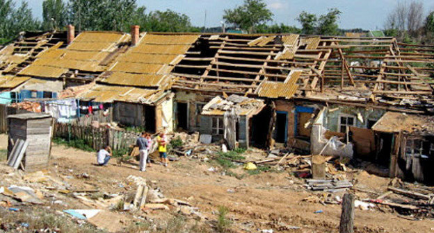 Аварийный барак - дом №3 на улице Ленина в поселке Стеклозавод. Астраханская область, лето 2012 г. Фото Вячеслава Ященко для "Кавказского узла"