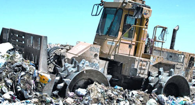 Трактор утрамбовывает мусор на свалке. Фото: Ropable, http://commons.wikimedia.org