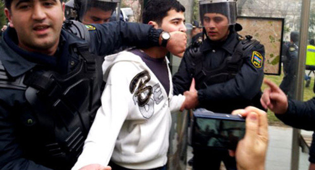 Полицейские задреживают участников акции в поддержку жителей Исмаиллы. Баку, 26 января 2013 г. Фото: azerbaшjan islam news, http://deyerler.org