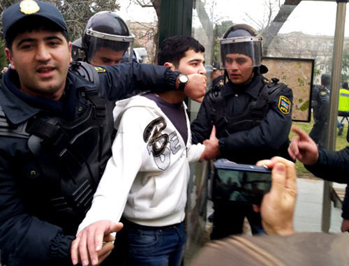 Полицейские задреживают участников акции в поддержку жителей Исмаиллы. Баку, 26 января 2013 г. Фото: azerbaшjan islam news, http://deyerler.org