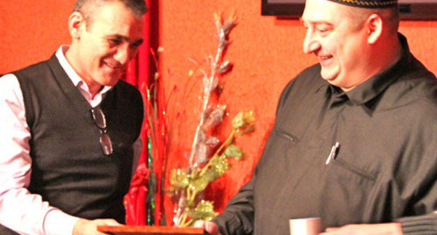 Магомед Муцольгов (справа) и Ваха Чапанов во время церемонии награждения победителей конкурса "Герои гражданского общества", учрежденного правозащитной организацией "Машр". Назрань, 10 января 2013 г. Фото Руслана Муцольгова