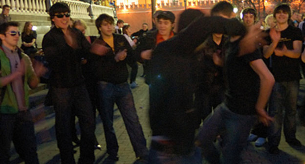 Лезгинка на улице. Фото: http://pravdoiskatel77.livejournal.com